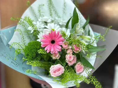 Букет из Гербер и кустовой розы «Приятная неожиданность»