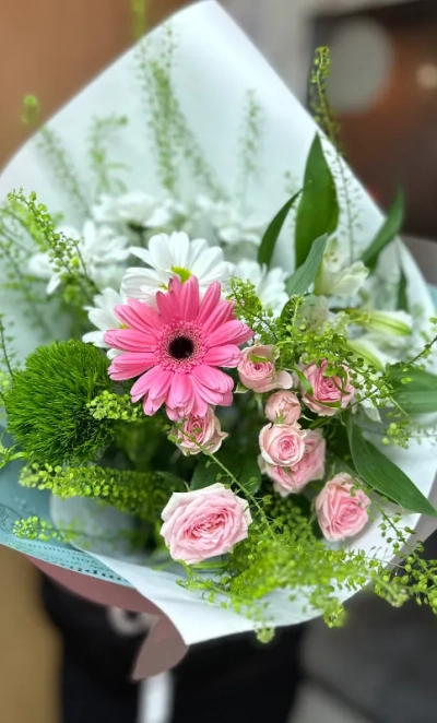 Букет из Гербер и кустовой розы «Приятная неожиданность»