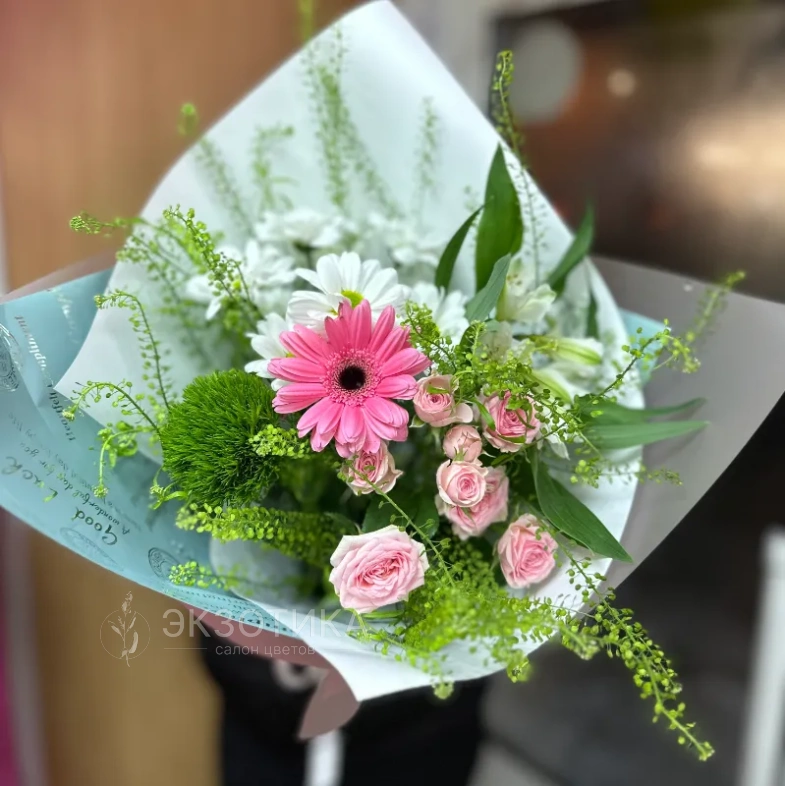 Букет из Гербер и кустовой розы &laquo;Приятная неожиданность&raquo;