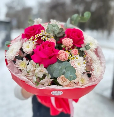 Букет из роз и альстромерии «Яркая жизнь»