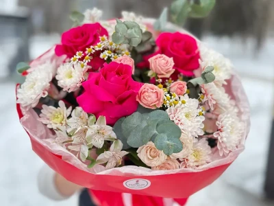 Букет из роз и альстромерии «Яркая жизнь»