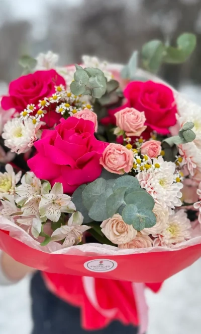 Букет из роз и альстромерии «Яркая жизнь»