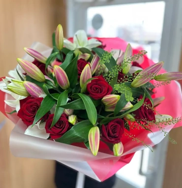 Букет с розами и лилиями «Само совершенство»
