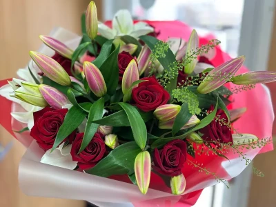 Букет с розами и лилиями «Само совершенство»