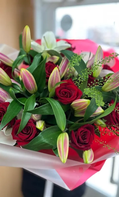 Букет с розами и лилиями «Само совершенство»