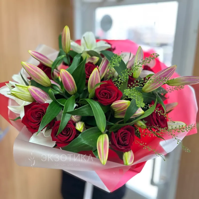 Букет с розами и лилиями &laquo;Само совершенство&raquo;