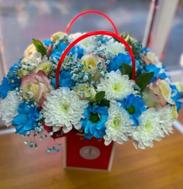 Композиция с розами и гипсофилой «Небесная грация»