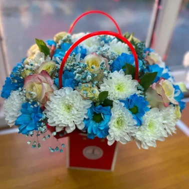 Композиция с розами и гипсофилой «Небесная грация»