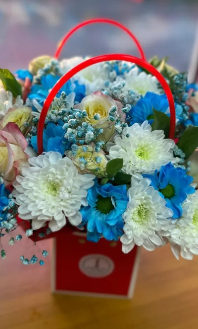 Композиция с розами и гипсофилой «Небесная грация»