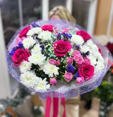 Букет из кустовых роз и хризантемы «Малиновая ягода»