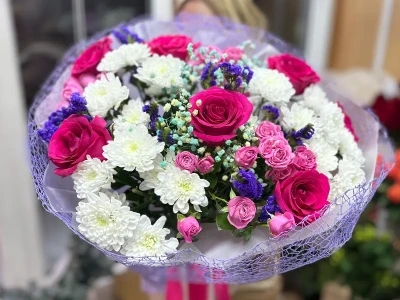 Букет из кустовых роз и хризантемы «Малиновая ягода»