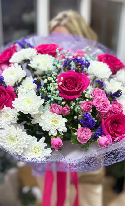 Букет из кустовых роз и хризантемы «Малиновая ягода»