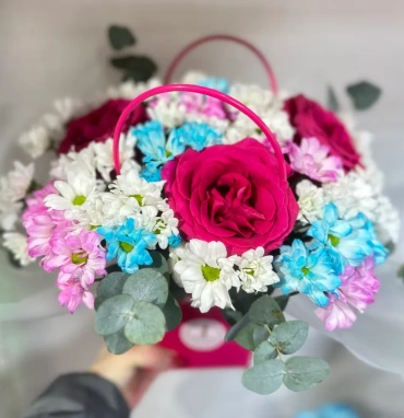 Сумочка из роз и хризантемы кустовой «Легкий флирт»