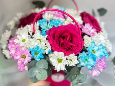 Сумочка из роз и хризантемы кустовой «Легкий флирт»