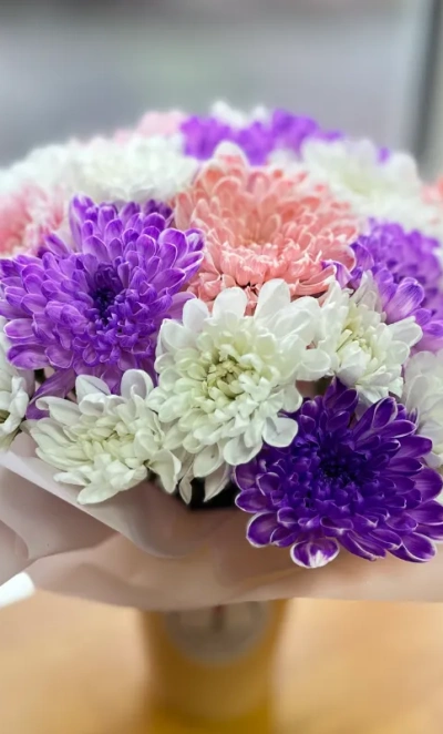 Стаканчик с хризантемами кустовыми «Отличное настроение»