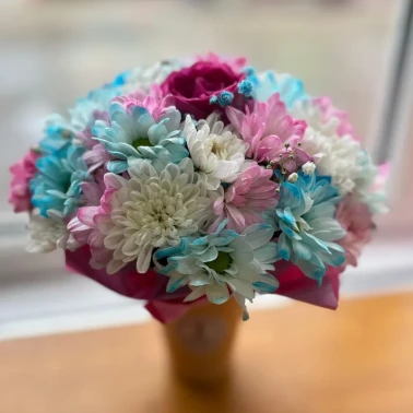 Стаканчик с розой и хризантемами «Особый комплимент»