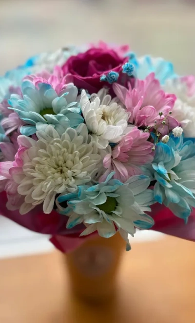 Стаканчик с розой и хризантемами «Особый комплимент»