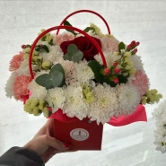 Сумочка из хризантем и розы &laquo;Прекрасный день&raquo; 0