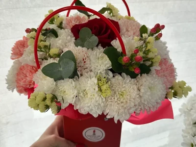 Сумочка из хризантем и розы «Прекрасный день»