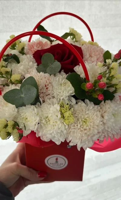 Сумочка из хризантем и розы «Прекрасный день»