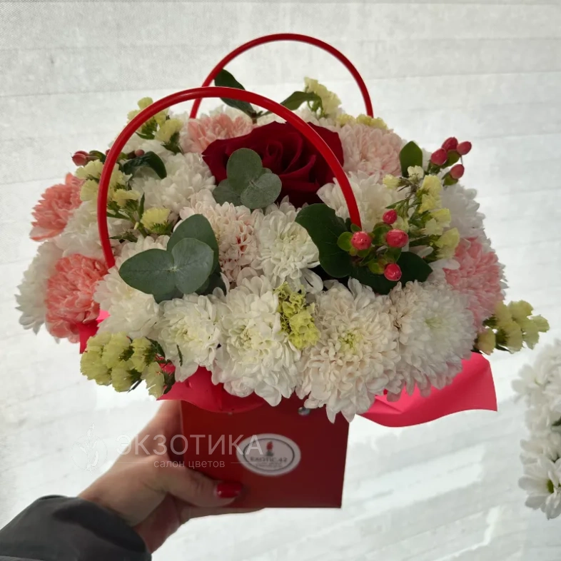 Сумочка из хризантем и розы &laquo;Прекрасный день&raquo;