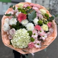 Букет из матрикарий и диантусов &laquo;Нежный горизонт&raquo; 0