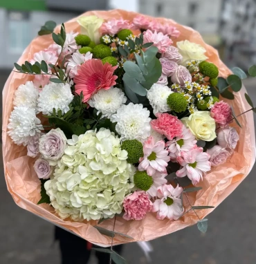 Букет из матрикарий и диантусов «Нежный горизонт»