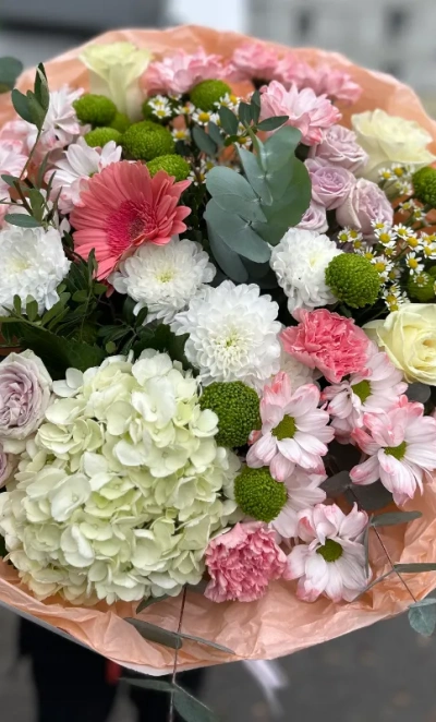 Букет из матрикарий и диантусов «Нежный горизонт»