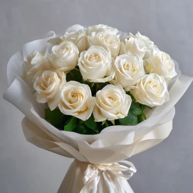 15 белых эквадорских роз 50 см