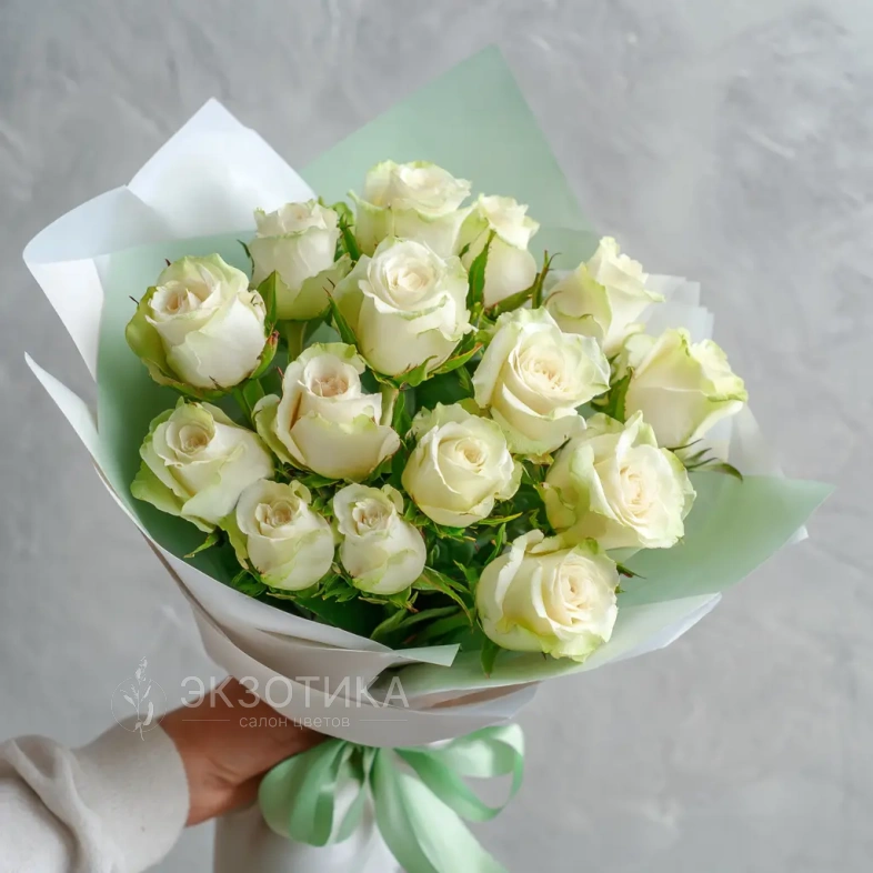 15 белых роз российских